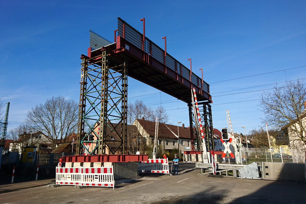 The Bridge, Sperrung Bahnübergang Heidelsheim, Fußgängerüberführung